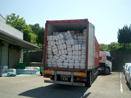�O東京港に到着後、乙仲と呼ばれる専門の輸入仲介業者がトラックを手配しようやく三協に到着します。						